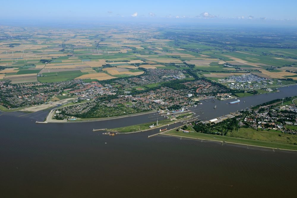 Brunsbüttel from the bird's eye view: The watergate of the North-East Sea Channel in Brunsbuettel at the mouth of the river Elbe in the state of Schleswig-Holstein