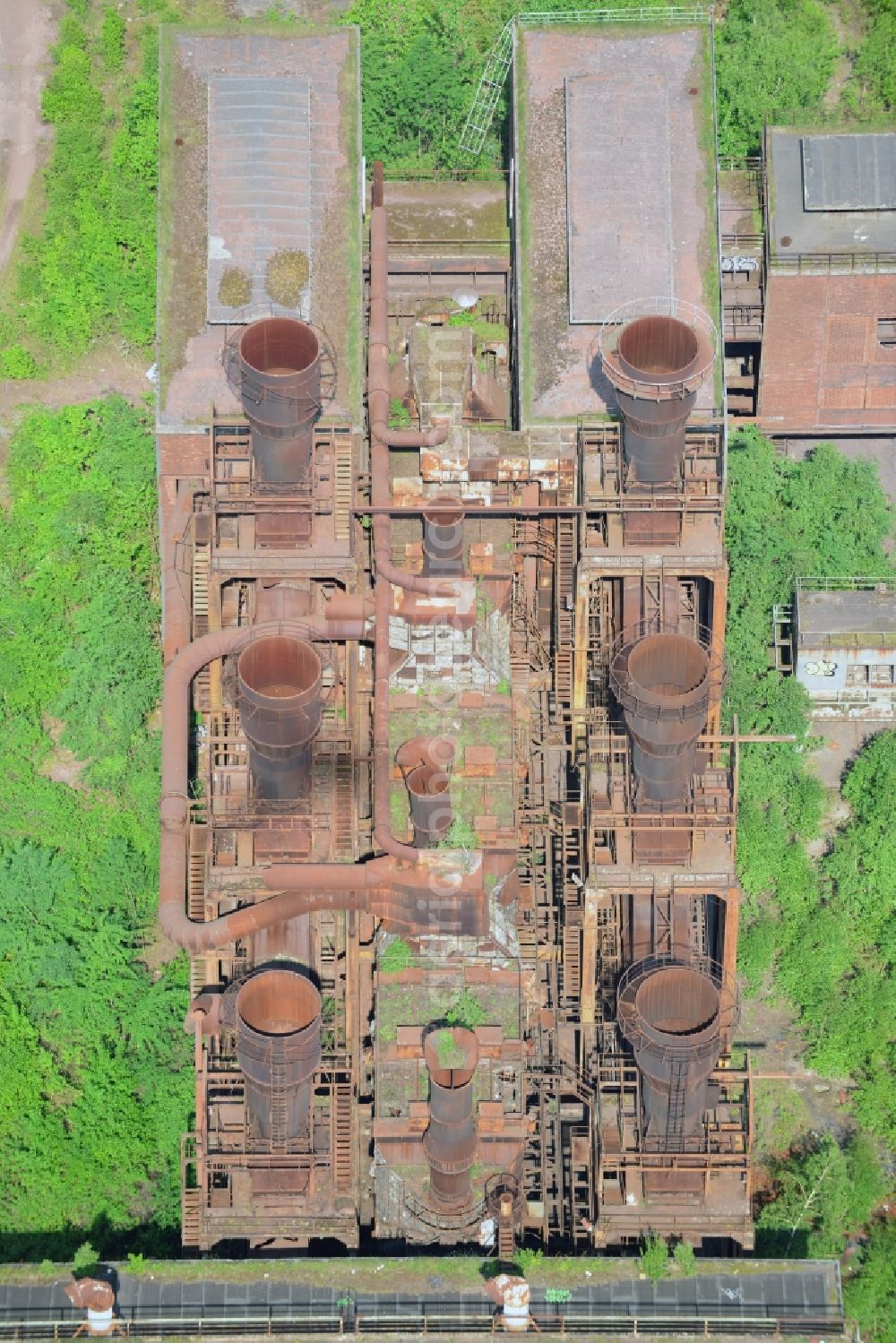 Duisburg from the bird's eye view: The sintering plant in Beeck, a part of the district of Meiderich/Beeck in Duisburg in the Ruhr region in the state of North Rhine-Westphalia. The complex was operating until 1995 and last owned by Thyssen. Close-by is the Landscape Park Duisburg-North and the factory is one of a series of vacant and disused historical industrial buildings in the area