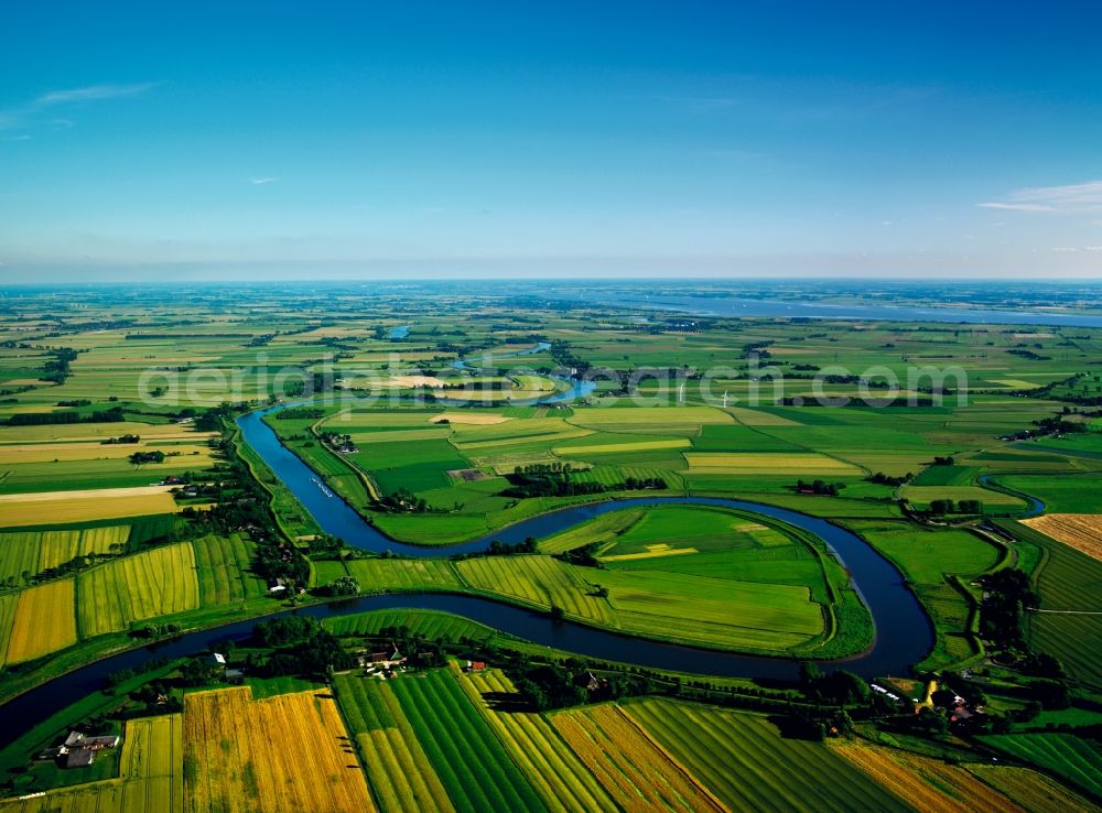 Aerial photograph Itzehoe - The river Stör in the county of Stördorf in the state of Schleswig-Holstein. View of the run of the river through the landscape and along the villages