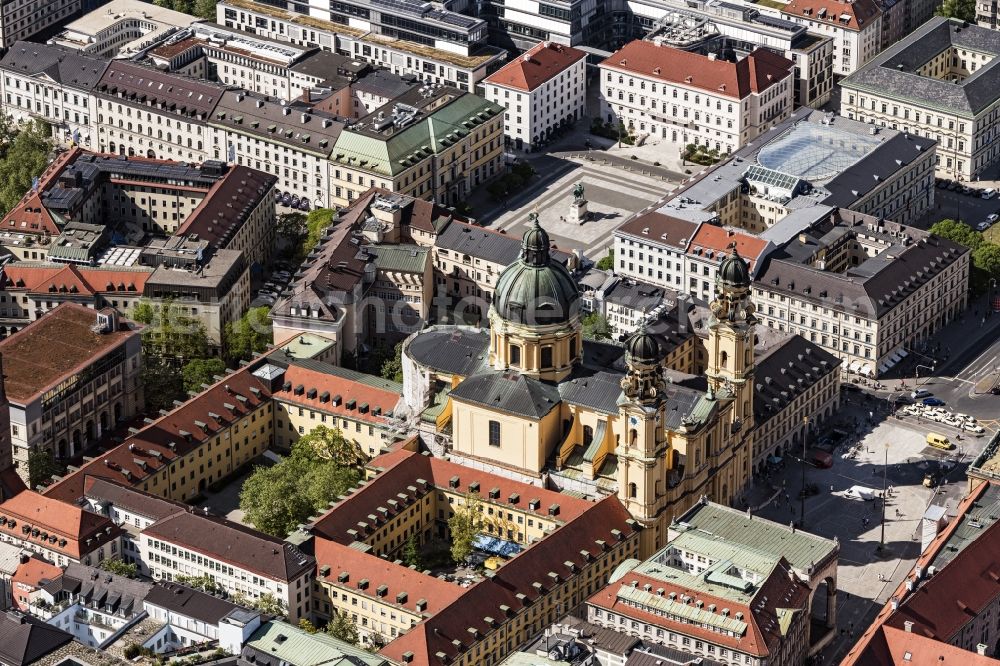 München from the bird's eye view: The Catholic Church of St. Cajetan called Theatinerkirche, was court-order and at the same time the church Theatines. It is the first in the style of the late Italian Baroque church, built in the region and is today the architectural ensemble of the Odeon Square. On 11 June 1675 the church was consecrated, it was at that time still unfinished state. During the Second World War, particularly in the years 1944/45, the church was badly damaged. Already in 1946 the reconstruction began, which was largely completed in 1955. Since 1954, care of the Dominican church