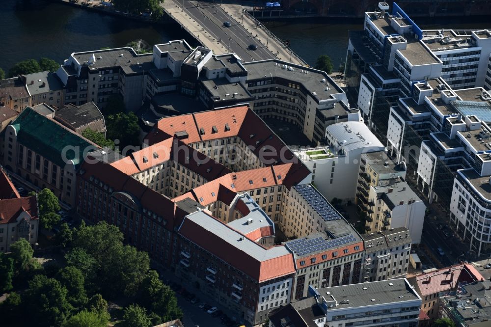 Aerial photograph Berlin - Embassy buildings and grounds of the Diplomatic Mission Botschaft und Generalkonsulate der Volksrepublik China in der Bundesrepublik Deutschland Maerkisches Ufer in Berlin