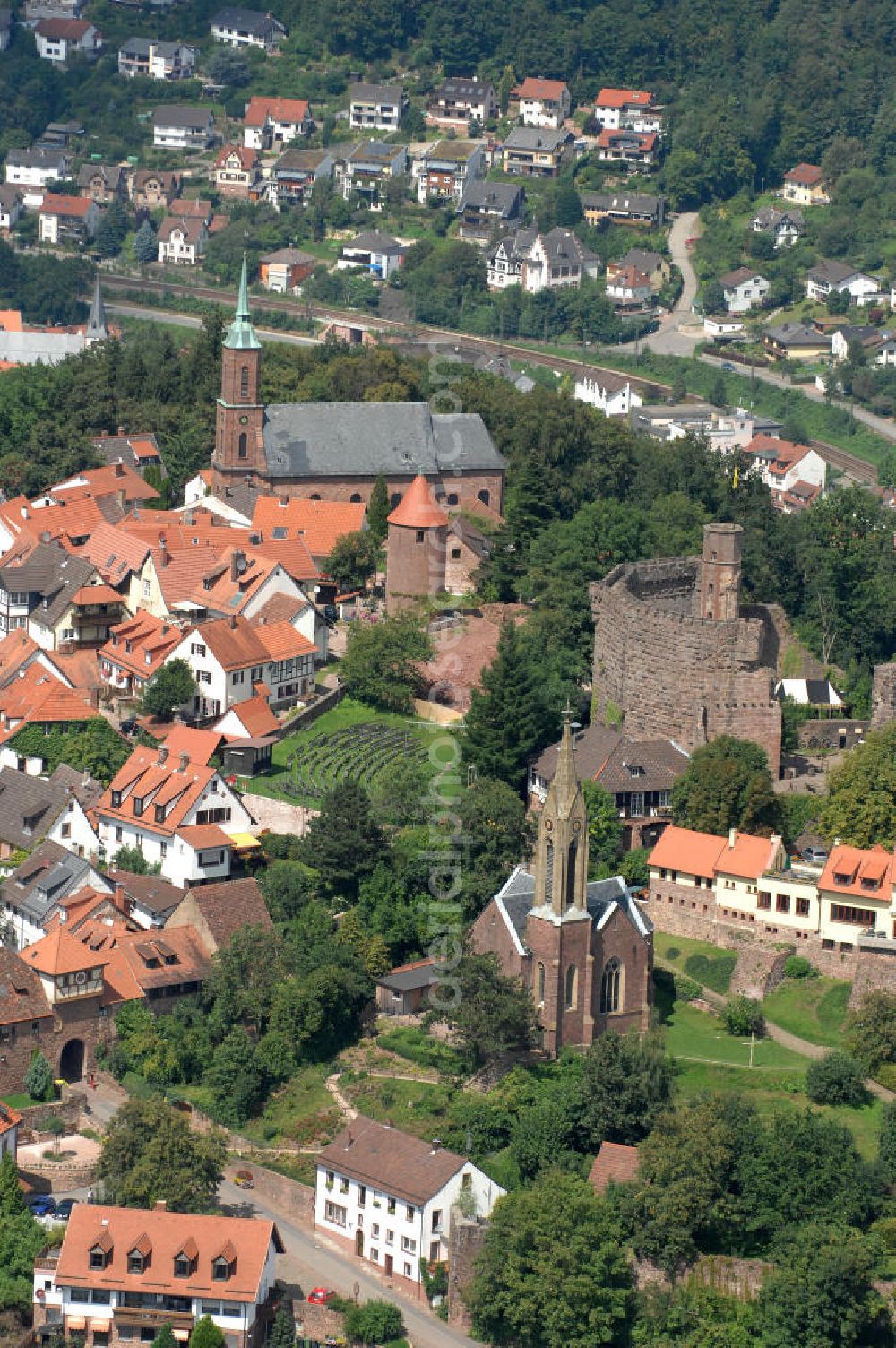 Aerial photograph Dilsberg - Blick auf die Burgruine Dilsberg, die vermutlich im 12. Jahrhundert auf dem gleichnamigen Berg errichtet wurde. Die Burg überstand mehrere Schlachten unbeschadet, wurde aber im 19. Jahrhundert zum Abbruch freigegeben. Die Burg war in Vor- und Hauptburg gegliedert. Noch erhalten ist die 16 m hohe, begebare Mantelmauer, der Treppenturm, Teile des Burgtores und das Kellergewölbe der Hauptburg, sowie die Stadtmauer. Ebenfalls zur Burg gehören ein Brunnen und ein 78 m langer Stollen, sowie zahlreiche historische Wohngebäude. Heute ist die Ruine die touristische Hauptatraktion der Gemeinde Dilsberg. Kontakt: Burg Dilsberg, Andreas Weber, 69051 Heidelberg, info@burg-dilsberg.de, Tel. 06223 / 4877289
