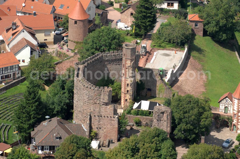 Dilsberg from above - Blick auf die Burgruine Dilsberg, die vermutlich im 12. Jahrhundert auf dem gleichnamigen Berg errichtet wurde. Die Burg überstand mehrere Schlachten unbeschadet, wurde aber im 19. Jahrhundert zum Abbruch freigegeben. Die Burg war in Vor- und Hauptburg gegliedert. Noch erhalten ist die 16 m hohe, begebare Mantelmauer, der Treppenturm, Teile des Burgtores und das Kellergewölbe der Hauptburg, sowie die Stadtmauer. Ebenfalls zur Burg gehören ein Brunnen und ein 78 m langer Stollen, sowie zahlreiche historische Wohngebäude. Heute ist die Ruine die touristische Hauptatraktion der Gemeinde Dilsberg. Kontakt: Burg Dilsberg, Andreas Weber, 69051 Heidelberg, info@burg-dilsberg.de, Tel. 06223 / 4877289