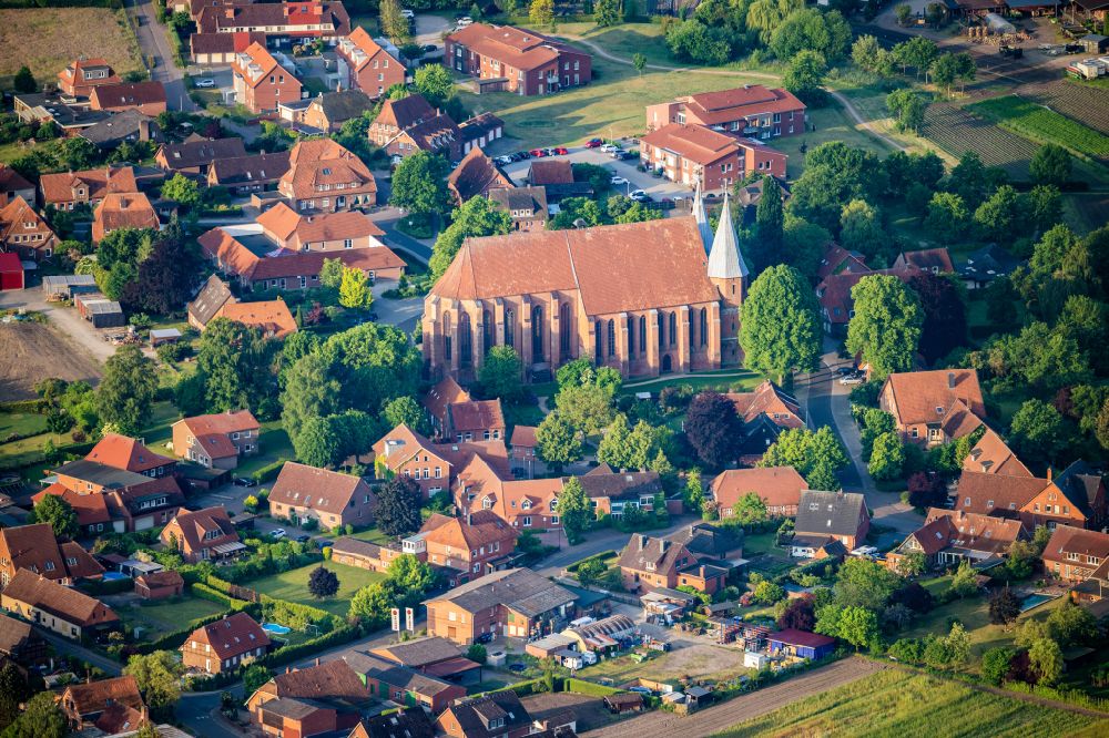 Aerial photograph Bardowick - Church cathedral Saint Peter and Paul in Bardowick in the state Lower Saxony