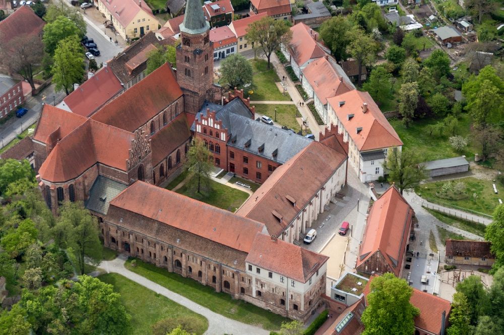 Aerial photograph Brandenburg an der Havel - Cathedral of St. Peter and Paul at the Burghof in Brandenburg an der Havel in the state of Brandenburg