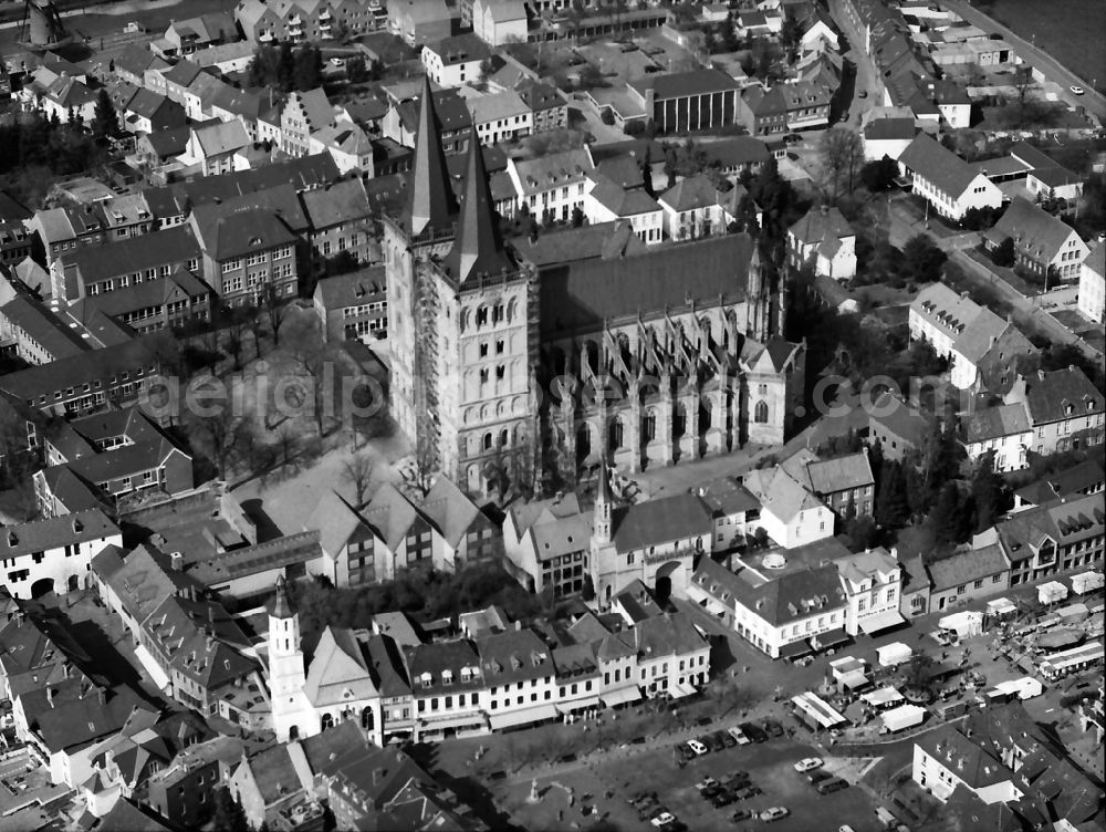 Xanten from the bird's eye view: Church building in St.Viktor Probsteikirche Old Town- center of downtown in the district Wardt in Xanten in the state North Rhine-Westphalia, Germany