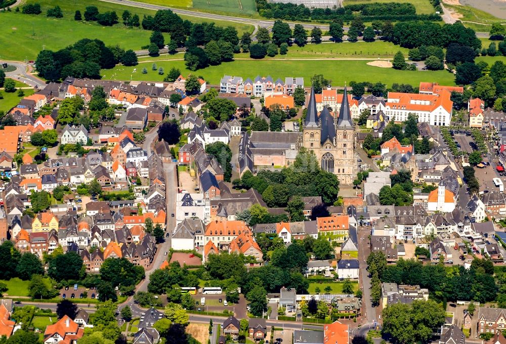 Aerial image Xanten - Church building in St.Viktor Probsteikirche Old Town- center of downtown in the district Wardt in Xanten in the state North Rhine-Westphalia, Germany