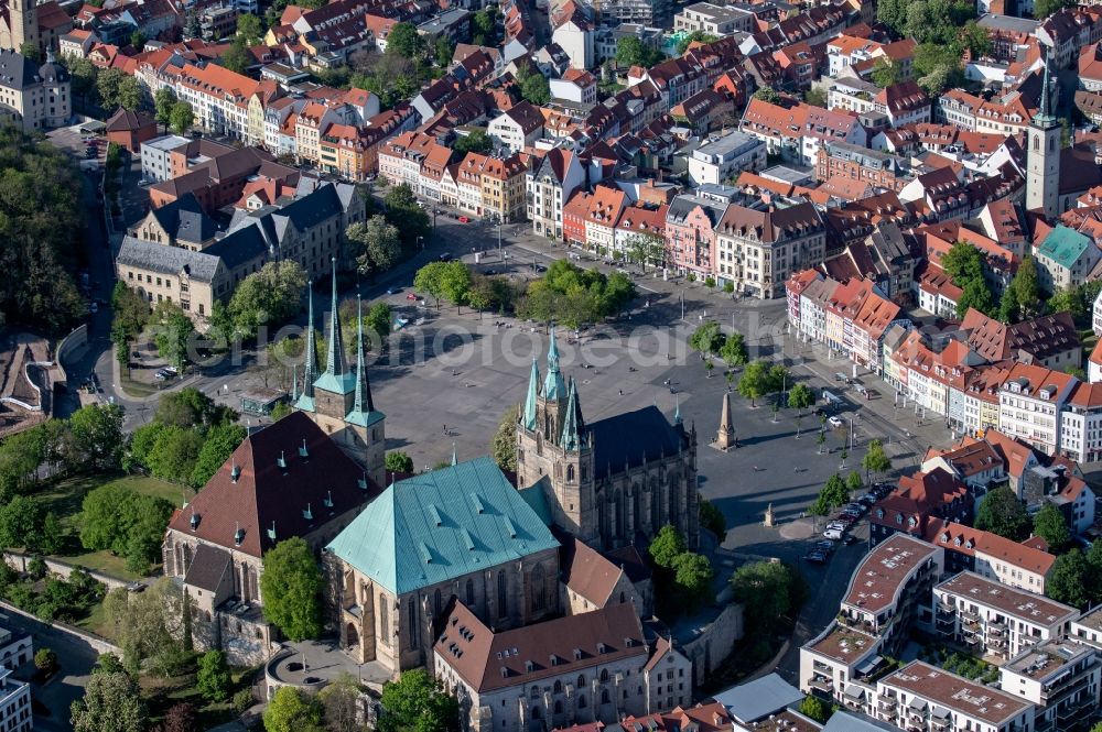 Aerial image Erfurt - place Ensemble cathedral place with the Erfurt cathedral in the city centre centre in the district Altstadt in Erfurt in the federal state Thuringia