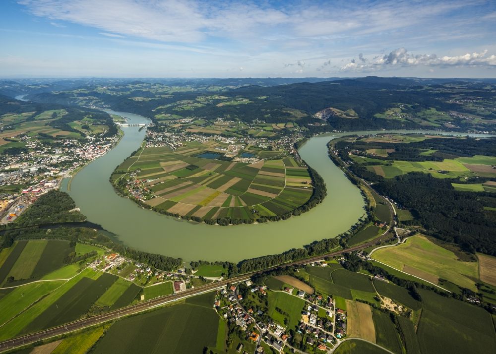 Aerial photograph Ybbs an der Donau - A river bend of the Donau in the state Lower Austria in Austria. On the course of the river the township Ybbs an der Donau is located, surrounded by fields