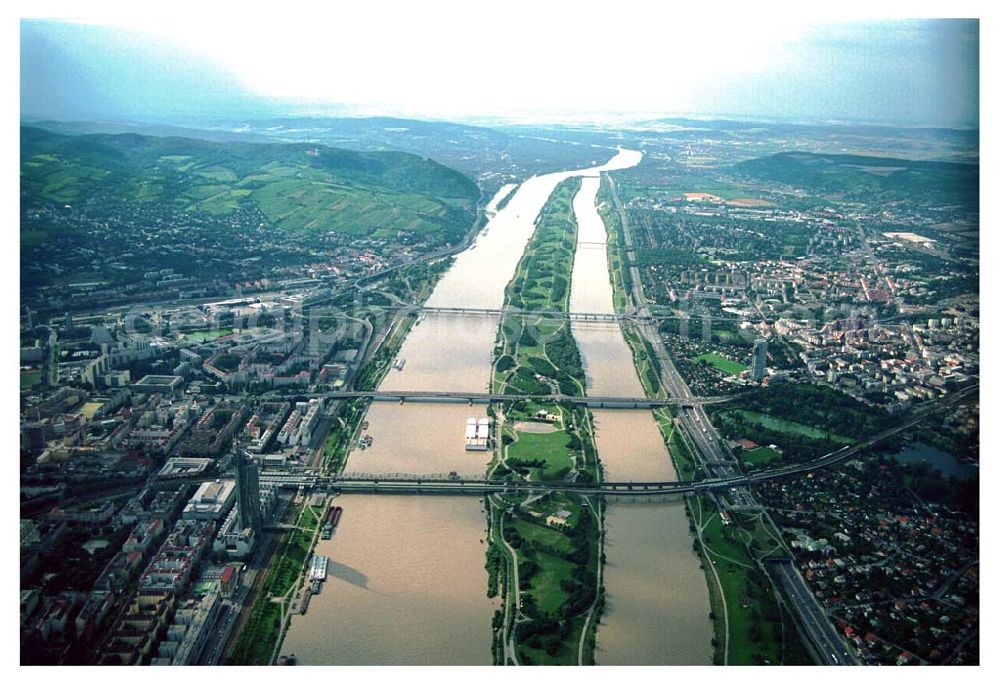 Wien (Österreich) from above - Blick auf die Donauinsel in Wien mit der (von oben) Nord-/, Floridsdorfer-/ und Nordbahnbrücke. Im linken Bildvordergrund ist der Millenium Tower zu sehen.