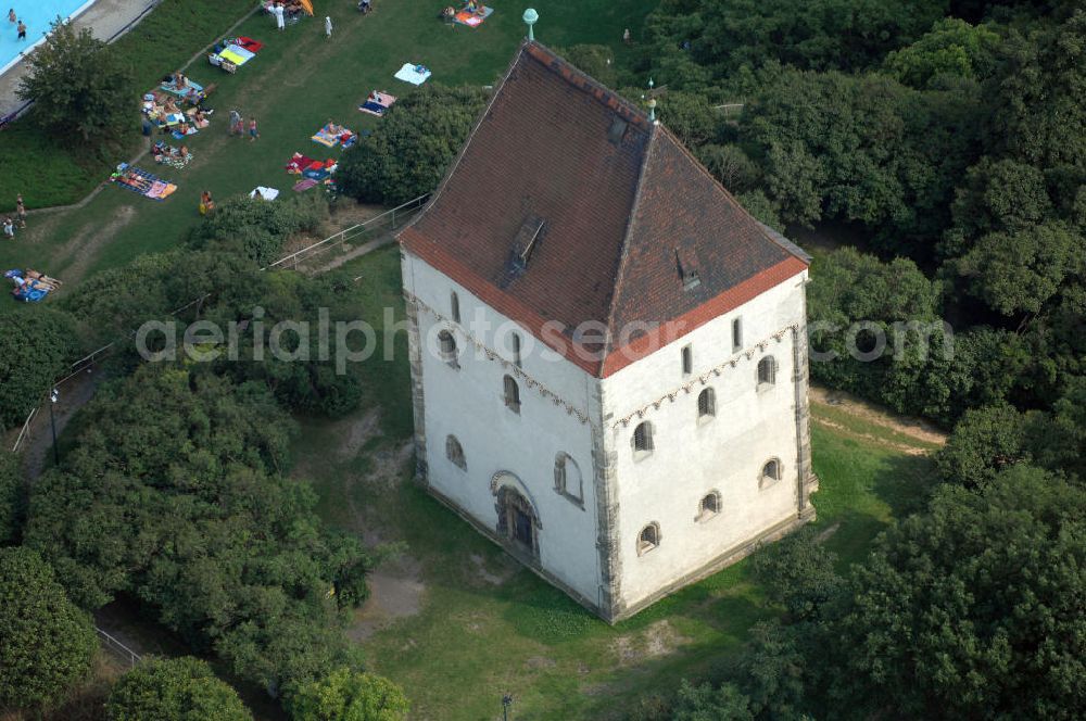Landsberg from above - Die Doppelkapelle St. Crucis ist der einzig vollständig erhaltene Teil der Burg der Markgrafen von Landsberg. Sie ist Teil der Strasse der Romanik, die durch Sachsen-Anhalt führt. Nahe der Kapelle ist ein Freibad.