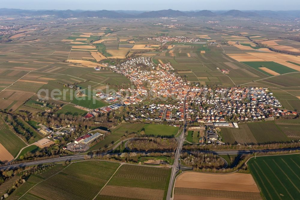 Insheim from the bird's eye view: Village view in Insheim in the state Rhineland-Palatinate, Germany