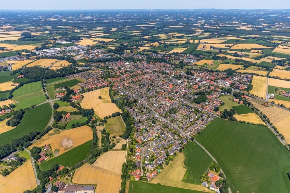 Beelen from the bird's eye view: Village - view on the edge of agricultural fields and farmland in Beelen in the state North Rhine-Westphalia, Germany
