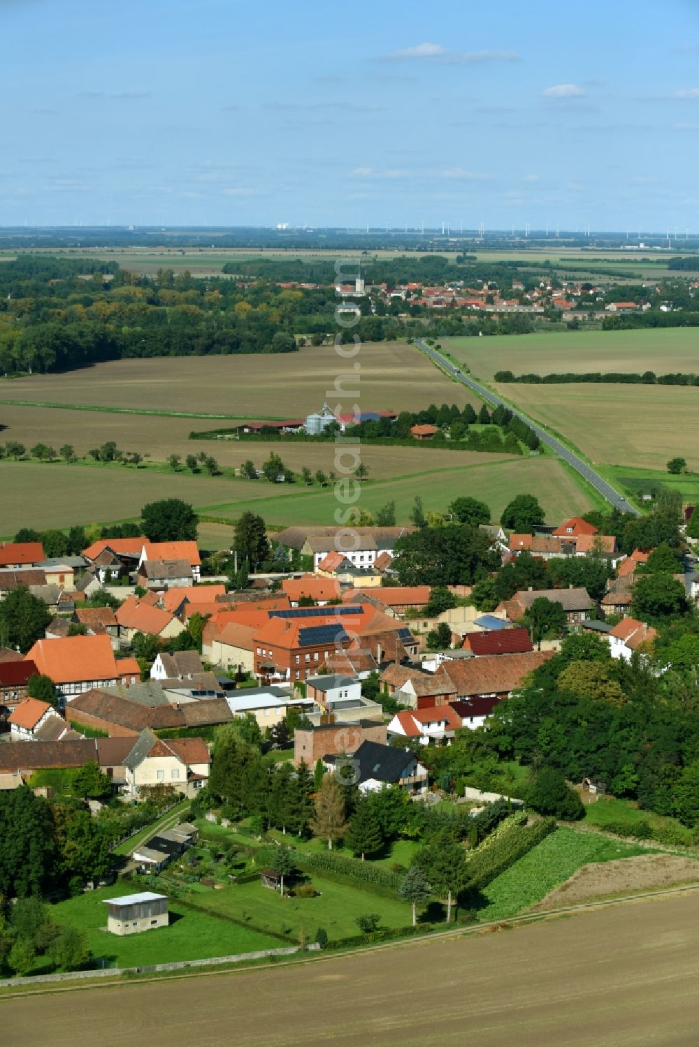 Deesdorf from the bird's eye view: Village - view on the edge of agricultural fields and farmland in Deesdorf in the state Saxony-Anhalt, Germany