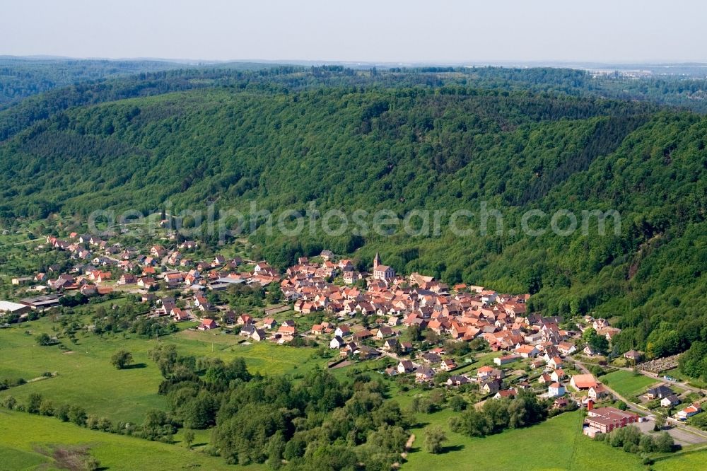 Aerial image Ernolsheim-lès-Saverne - Village - view on the edge of agricultural fields and farmland in Ernolsheim-lA?s-Saverne in Grand Est, France