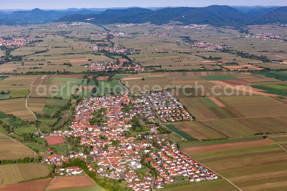 Aerial photograph Essingen - Village - view on the edge of agricultural fields and farmland in Essingen in the state Rhineland-Palatinate, Germany