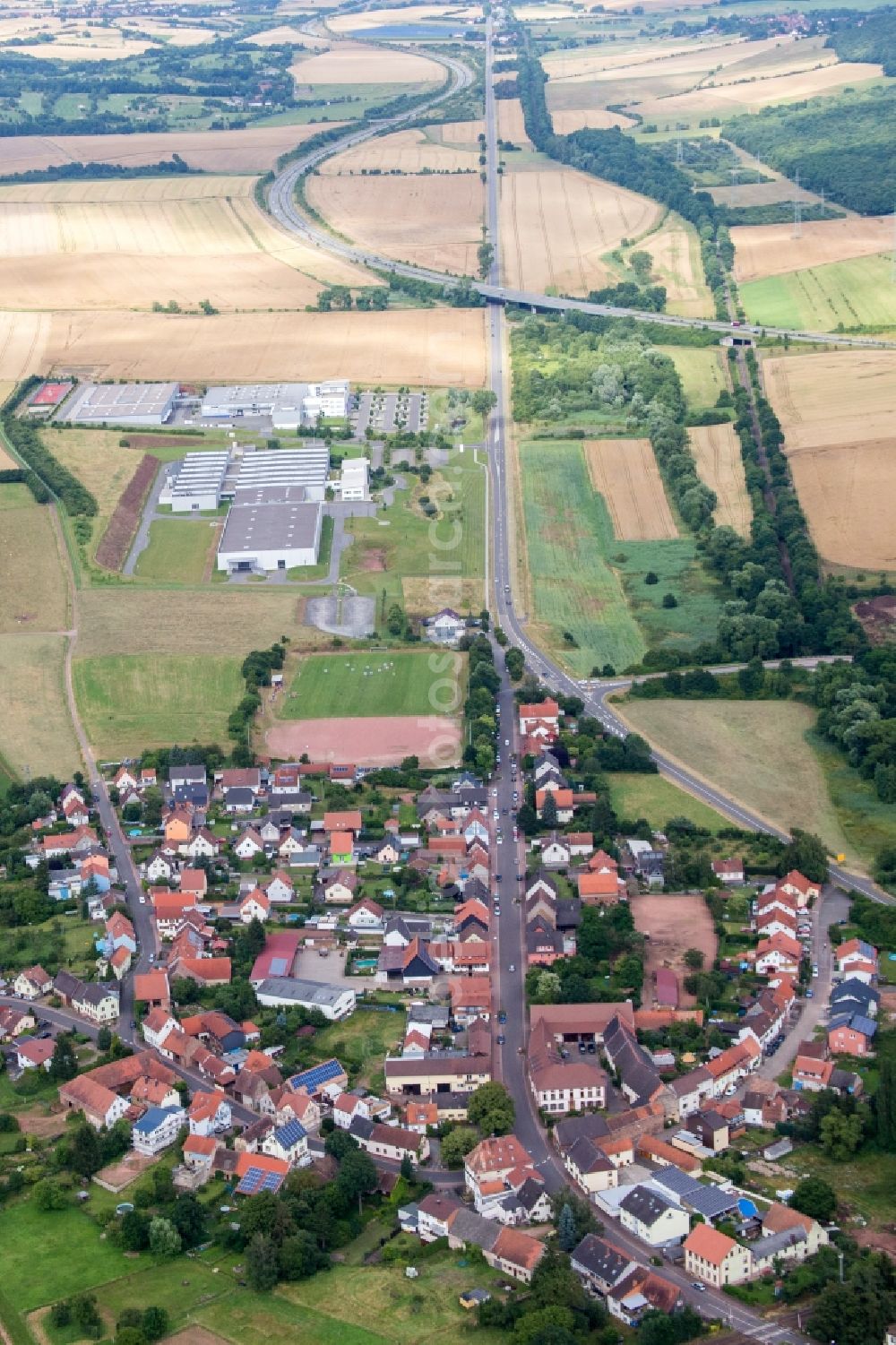Aerial photograph Winnweiler - Village - view on the edge of agricultural fields and farmland in the district Alsenbrueck-Langmeil in Winnweiler in the state Rhineland-Palatinate, Germany