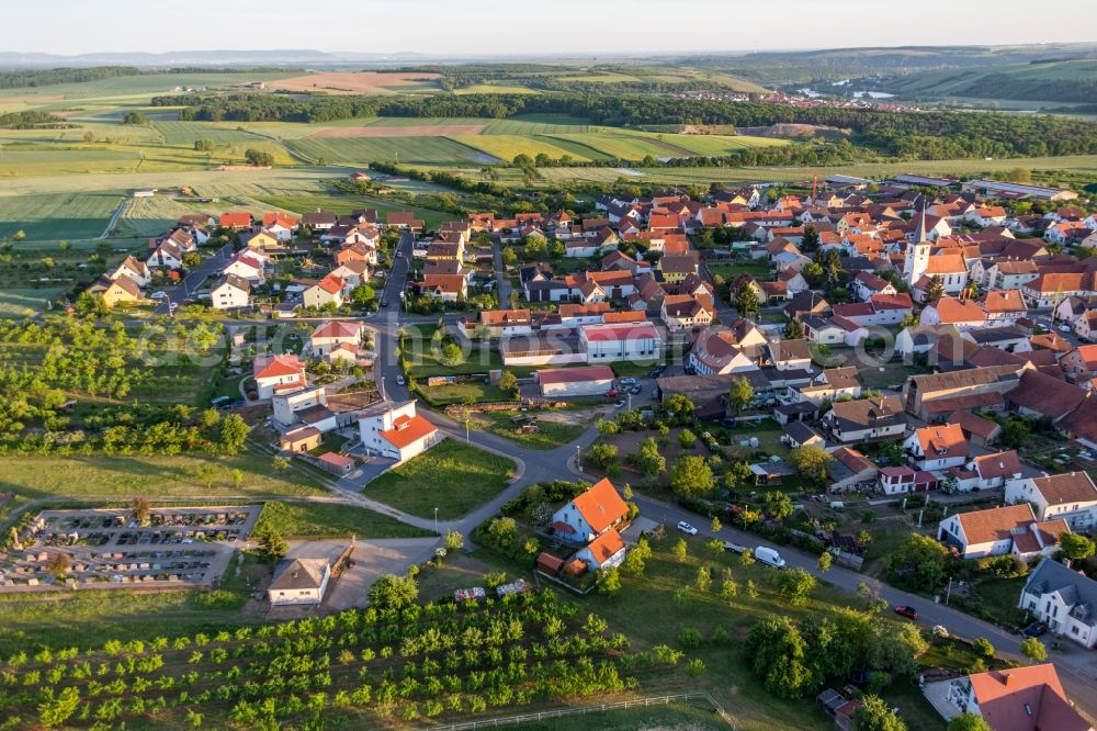 Kolitzheim from the bird's eye view: Village - view on the edge of agricultural fields and farmland in the district Lindach in Kolitzheim in the state Bavaria, Germany