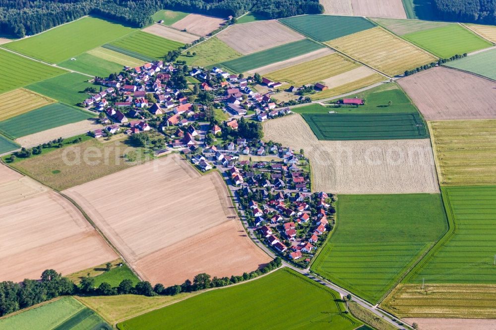 Biberach an der Riß from the bird's eye view: Village - view on the edge of agricultural fields and farmland in the district Rindenmoos in Biberach an der Riss in the state Baden-Wuerttemberg, Germany