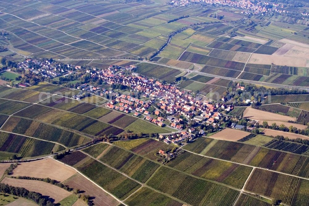 Landau in der Pfalz from the bird's eye view: Village - view on the edge of agricultural fields and farmland in the district Wollmesheim in Landau in der Pfalz in the state Rhineland-Palatinate, Germany