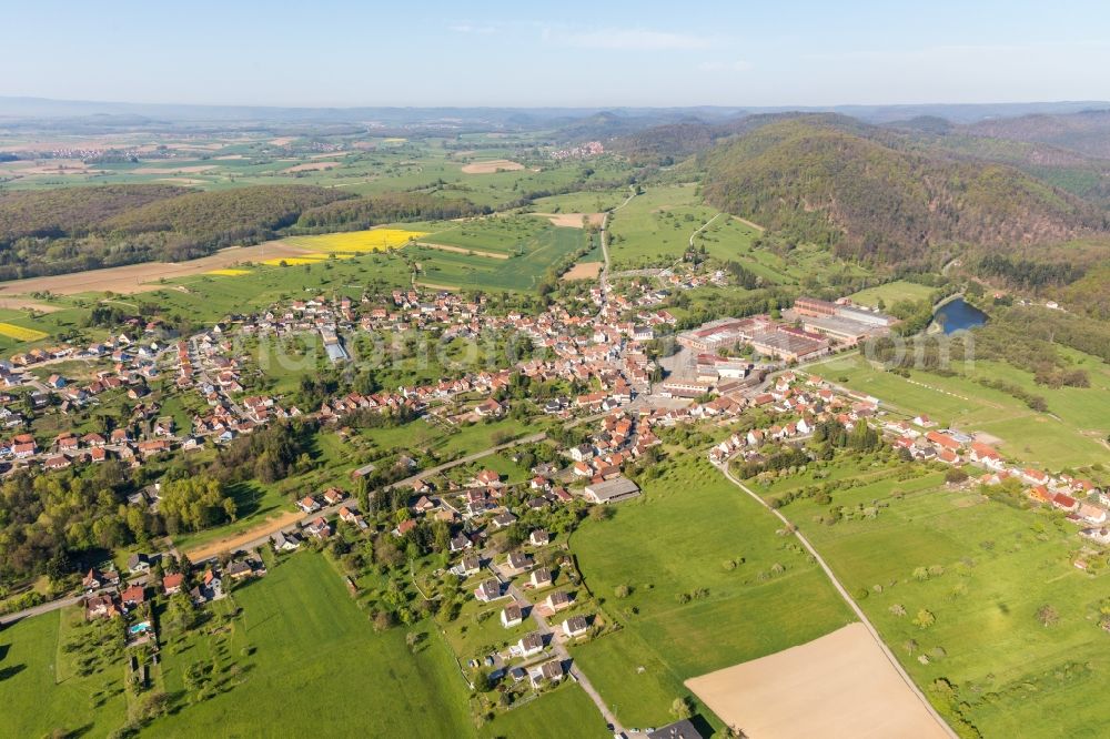 Aerial photograph Zinswiller - Village - view on the edge of agricultural fields and farmland in Zinswiller in Grand Est, France