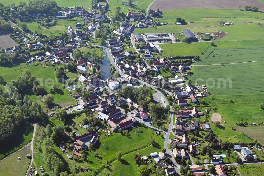 Bärnsdorf from the bird's eye view: Agricultural land and field borders surround the settlement area of the village in Baernsdorf in the state Saxony, Germany