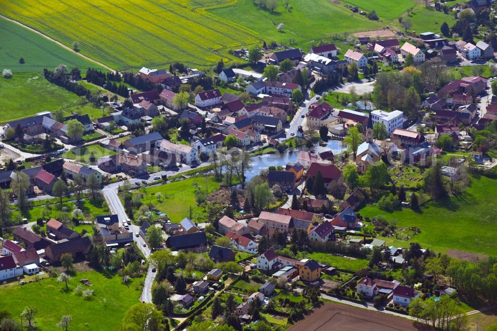 Aerial photograph Bärnsdorf - Agricultural land and field borders surround the settlement area of the village in Baernsdorf in the state Saxony, Germany