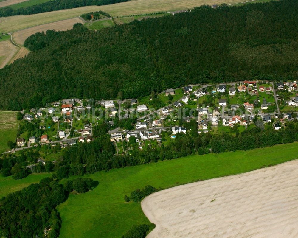 Flöha from the bird's eye view: Village - view on the edge of forested areas in Flöha in the state Saxony, Germany