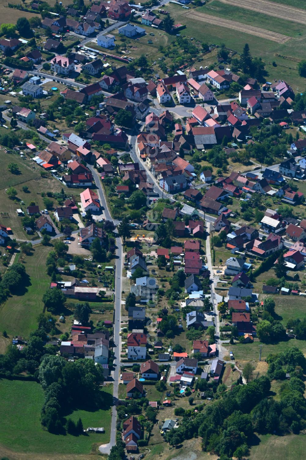 Gethles from the bird's eye view: Village - view on the edge of forested areas on street An der Hauptstrasse in Gethles in the state Thuringia, Germany