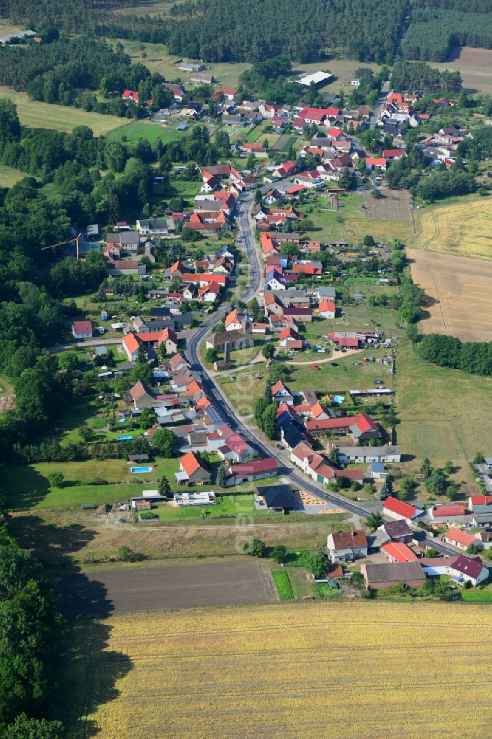 Gräben from the bird's eye view: Village - view on the edge of forested areas in Graeben in the state Brandenburg, Germany