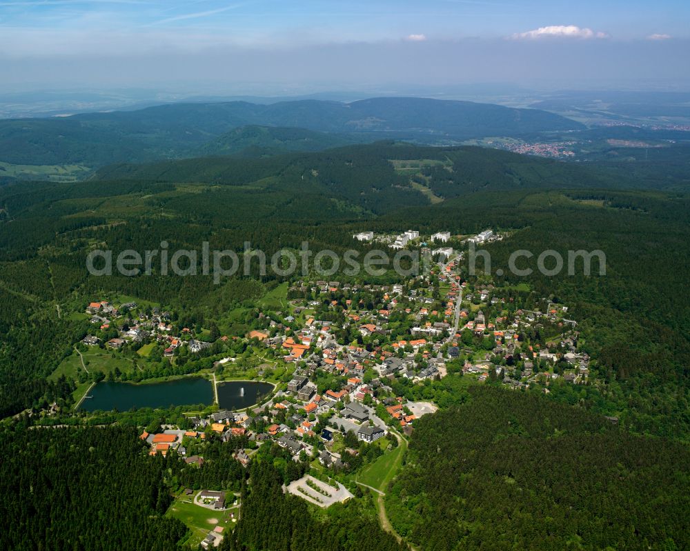 Hahnenklee-Bockswiese from the bird's eye view: Village - view on the edge of forested areas in Hahnenklee-Bockswiese in the state Lower Saxony, Germany