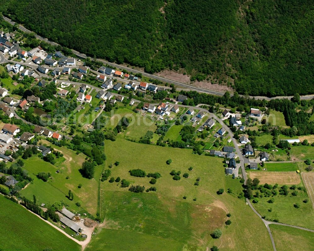 Mittelreidenbach from the bird's eye view: Village - view on the edge of forested areas in Mittelreidenbach in the state Rhineland-Palatinate, Germany