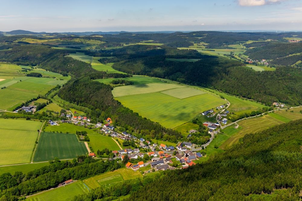 Nieder-Schleidern from the bird's eye view: Village - view on the edge of forested areas in Nieder-Schleidern in the state Hesse, Germany