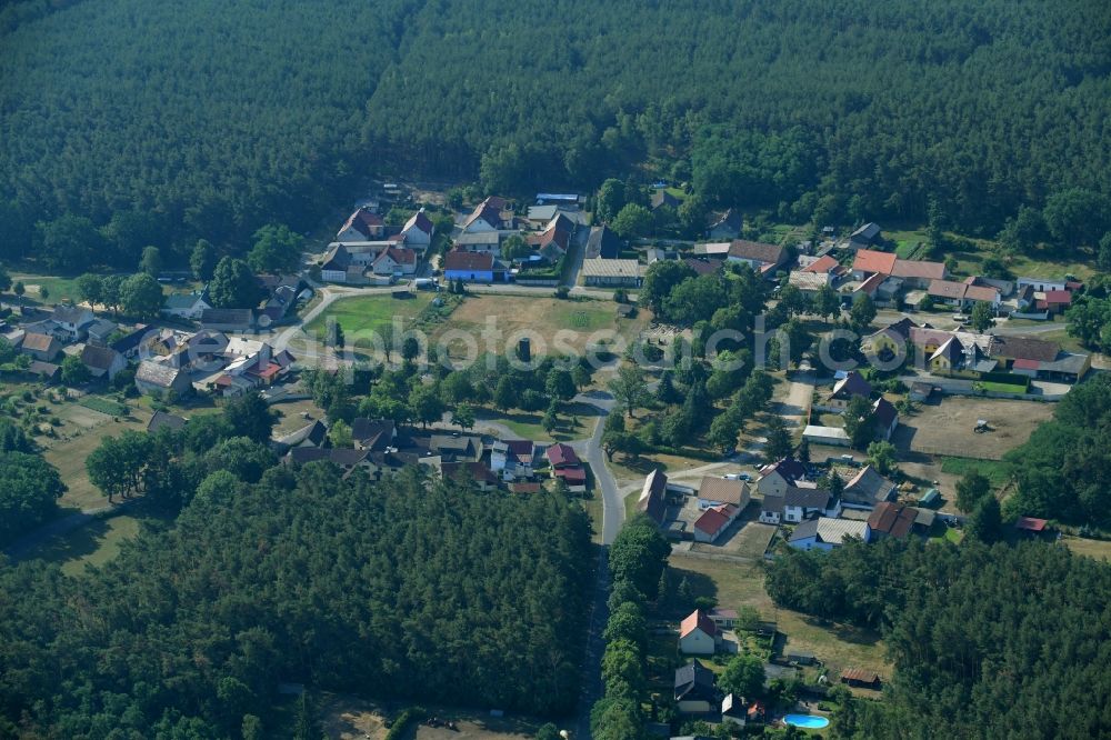 Oberjünne from the bird's eye view: Village - view on the edge of forested areas in Oberjuenne in the state Brandenburg, Germany