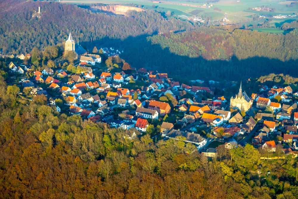 Aerial photograph Marsberg - Village - view on the edge of forested areas in the district Obermarsberg in Marsberg in the state North Rhine-Westphalia, Germany