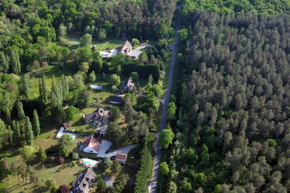Saint-Gondon from the bird's eye view: Village - view on the edge of forested areas on street Route de Coullons in Saint-Gondon in Centre-Val de Loire, France