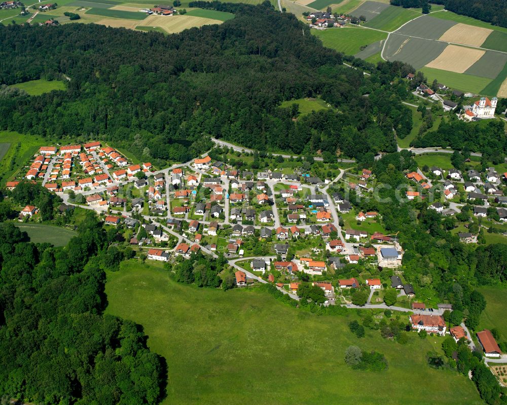 Scheuerhof from the bird's eye view: Village - view on the edge of forested areas in Scheuerhof in the state Bavaria, Germany