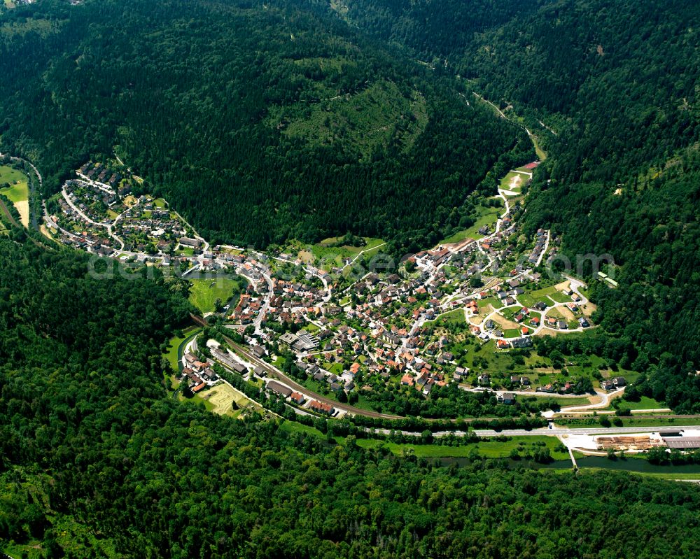 Unterreichenbach from the bird's eye view: Village - view on the edge of forested areas in Unterreichenbach in the state Baden-Wuerttemberg, Germany