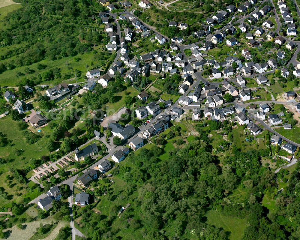 Weiler from the bird's eye view: Village - view on the edge of forested areas in Weiler in the state Rhineland-Palatinate, Germany