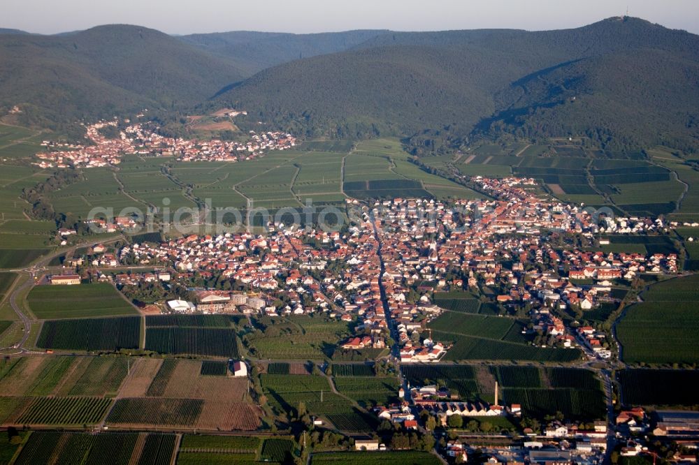 Aerial photograph Maikammer - Village - view on the edge of wine yards in Maikammer in the state Rhineland-Palatinate
