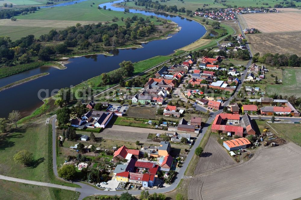 Gallin from the bird's eye view: Village on the river bank areas of the River Elbe in Gallin in the state Saxony-Anhalt, Germany