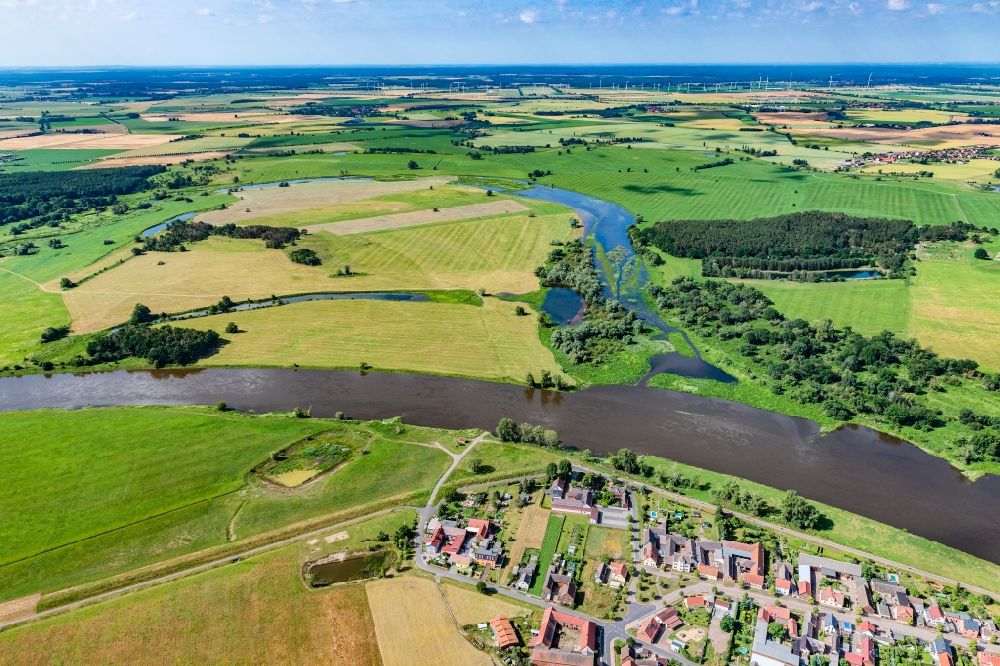 Gallin from the bird's eye view: Village on the river bank areas of the River Elbe in Gallin in the state Saxony-Anhalt, Germany