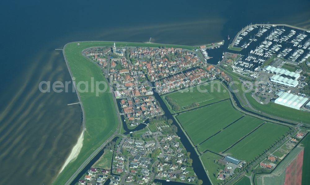 Hindeloopen from the bird's eye view: Village view of Hindeloopen on the edge of the IJsselmeer in Friesland, Netherlands
