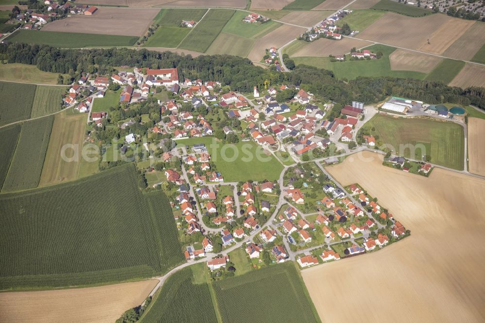 Berghofen from the bird's eye view: Agricultural land, fields and forest surround the settlement area of a??a??the village in Berghofen in the state Bavaria, Germany