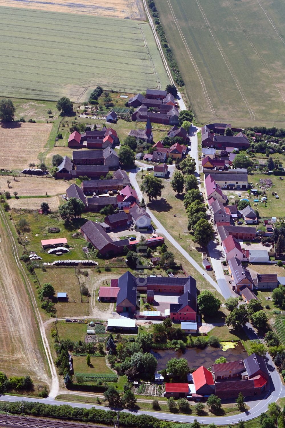 Aerial image Niedergörsdorf - Agricultural land and field boundaries surround the settlement area of the village in the district Mellnsdorf in Niedergoersdorf in the state Brandenburg, Germany