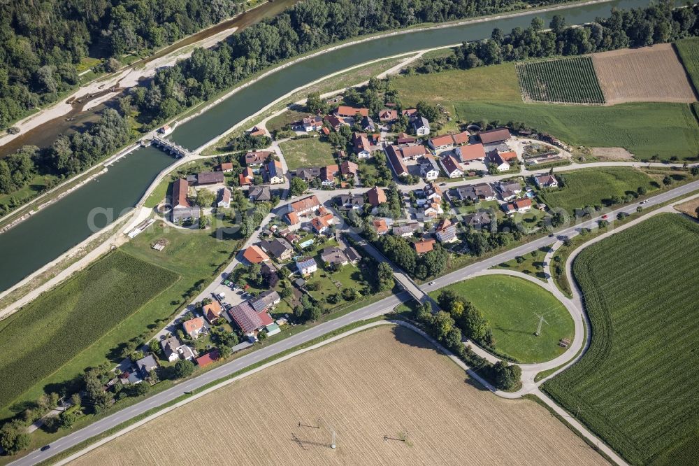 Hofham from the bird's eye view: Village view on the banks of the Mittlere-Isar Canal and the Isar in Hofham in the state Bavaria, Germany