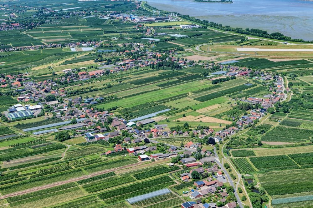 Aerial image Neuenfelde - View of the village in the fruit-growing region Altes Land in Neuenfelde in the state Hamburg, Germany