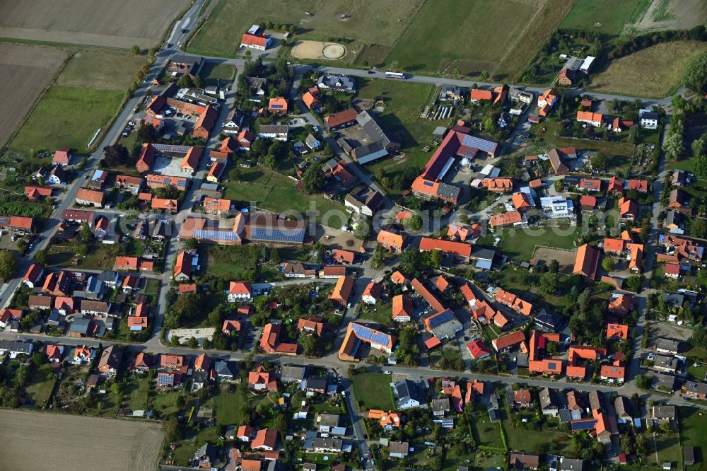 Aerial photograph Almke - Agricultural land and field borders surround the settlement area of the village in Almke in the state Lower Saxony, Germany