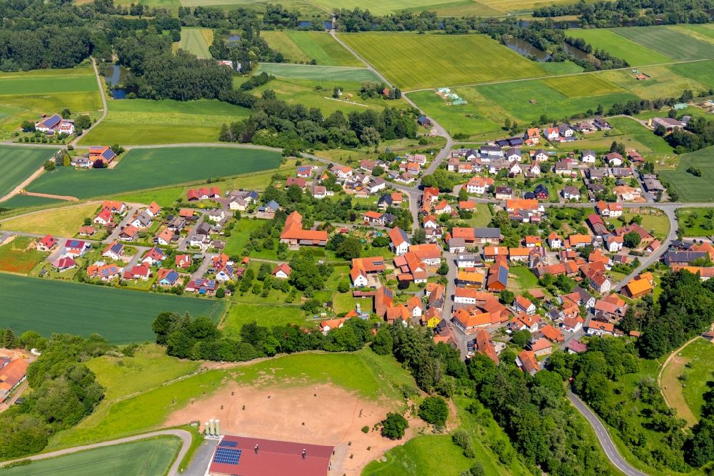 Anraff from the bird's eye view: Agricultural land and field borders surround the settlement area of the village in Anraff in the state Hesse, Germany