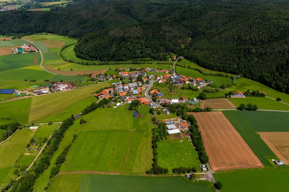 Aerial photograph Dehringhausen - Agricultural land and field borders surround the settlement area of the village in Dehringhausen in the state Hesse, Germany
